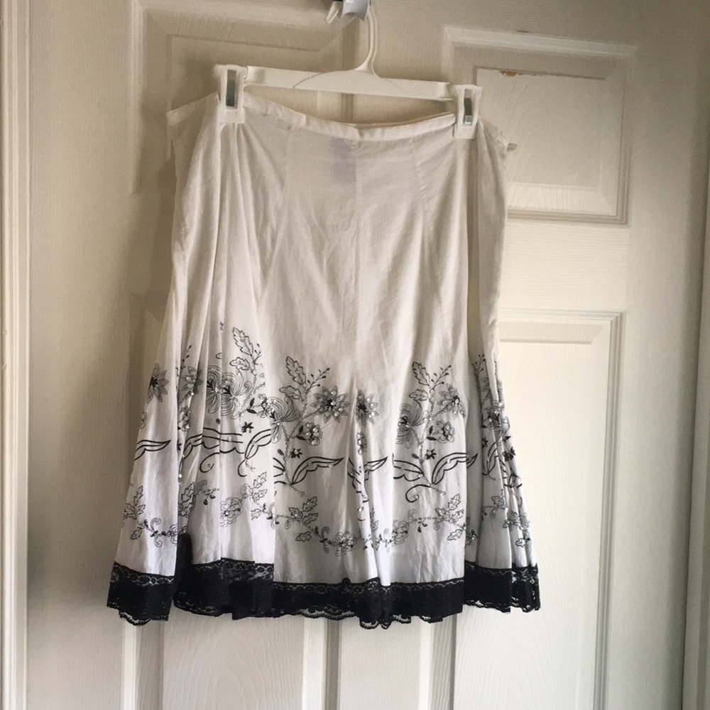 Elegant White and Black Floral Skirt New with tags